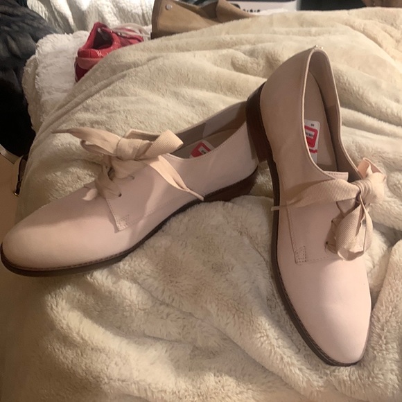 Shoes - Picture 3 of 9